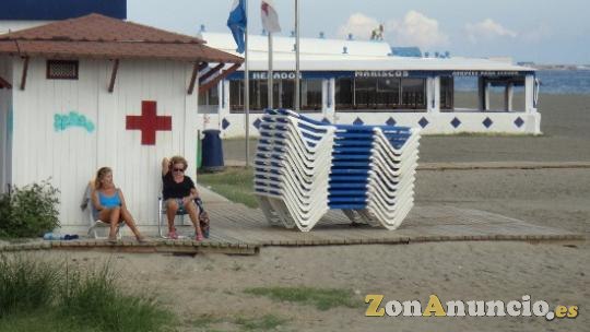 CON DOS PISCINAS Y 100 METROS DE LA PLAYA, APARCAMIENTO.